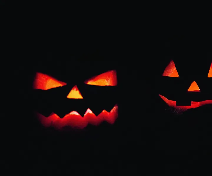 Photo de Toni Cuenca: https://www.pexels.com/fr-fr/photo/decors-jack-o-lantern-lumineux-619420/