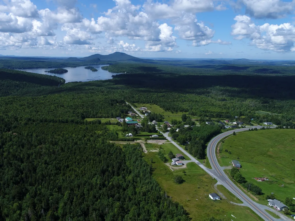 Vue aérienne village et lac