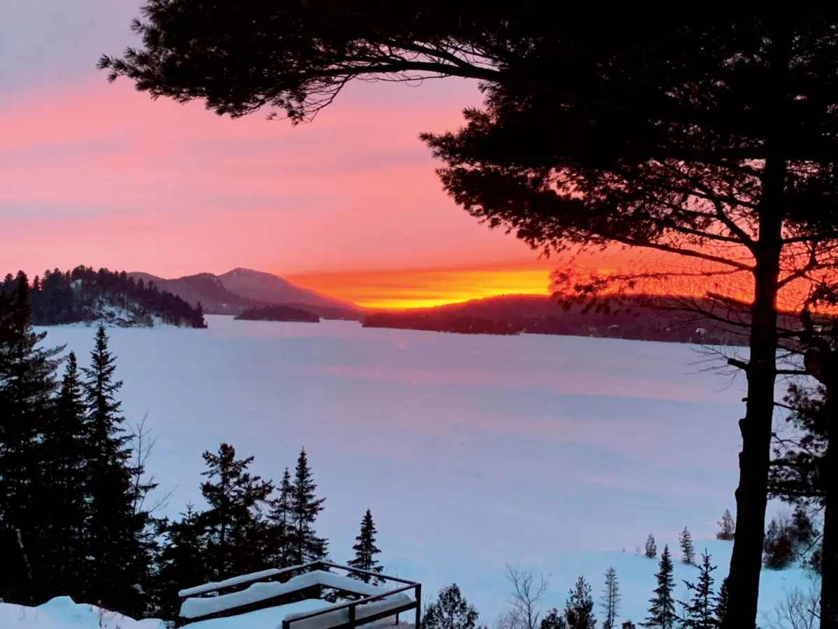 Coucher de soleil sur le lac en hiver