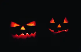 Photo de Toni Cuenca: https://www.pexels.com/fr-fr/photo/decors-jack-o-lantern-lumineux-619420/